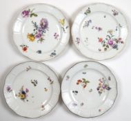 4 Meissen-Speiseteller, 18./19. Jh., polychrome Blumenbukettmalerei, alte Manier, 2x mit dunkelbrau