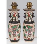 Paar Lampenfüße aus chinesischen Keramik-Vasen mit umlaufendem figürlichem und