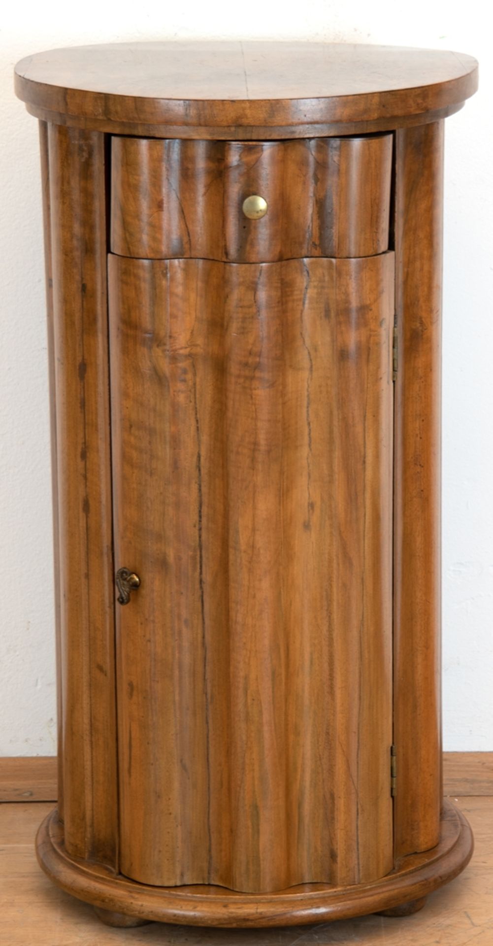 Biedermeier-Trommelschrank, Nußbaum, runder Fuß und runde Deckplatte, Korpus mit gewellter Wandung,