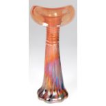 Vase, lachsfarbenes Glas mit farbigen Einschmelzungen, lüstrierend, signiert "Atelier Molnar", unte