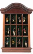 12 Zinnfiguren im Wandregal, historische Postillon, um 1984, vollständige Sammlung in Originalfarbe