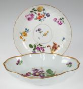 2 diverse Meissen-Teile, dabei Schälchen, vierpaßförmig, 19. Jh. Bunte Blume mit Goldgräsern und Go