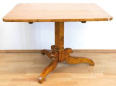 Biedermeier-Tisch, Birke furniert, 6-kantige Mittelsäule auf 3 geschwungenen Füßen, rechteckige Pla