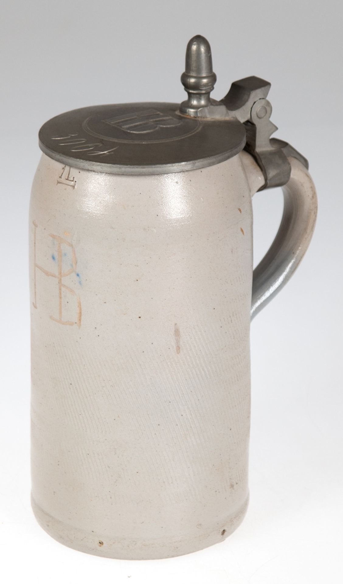 Krug, grau mit Zinndeckel, Humpen mit Monogramm, H. 18 cm