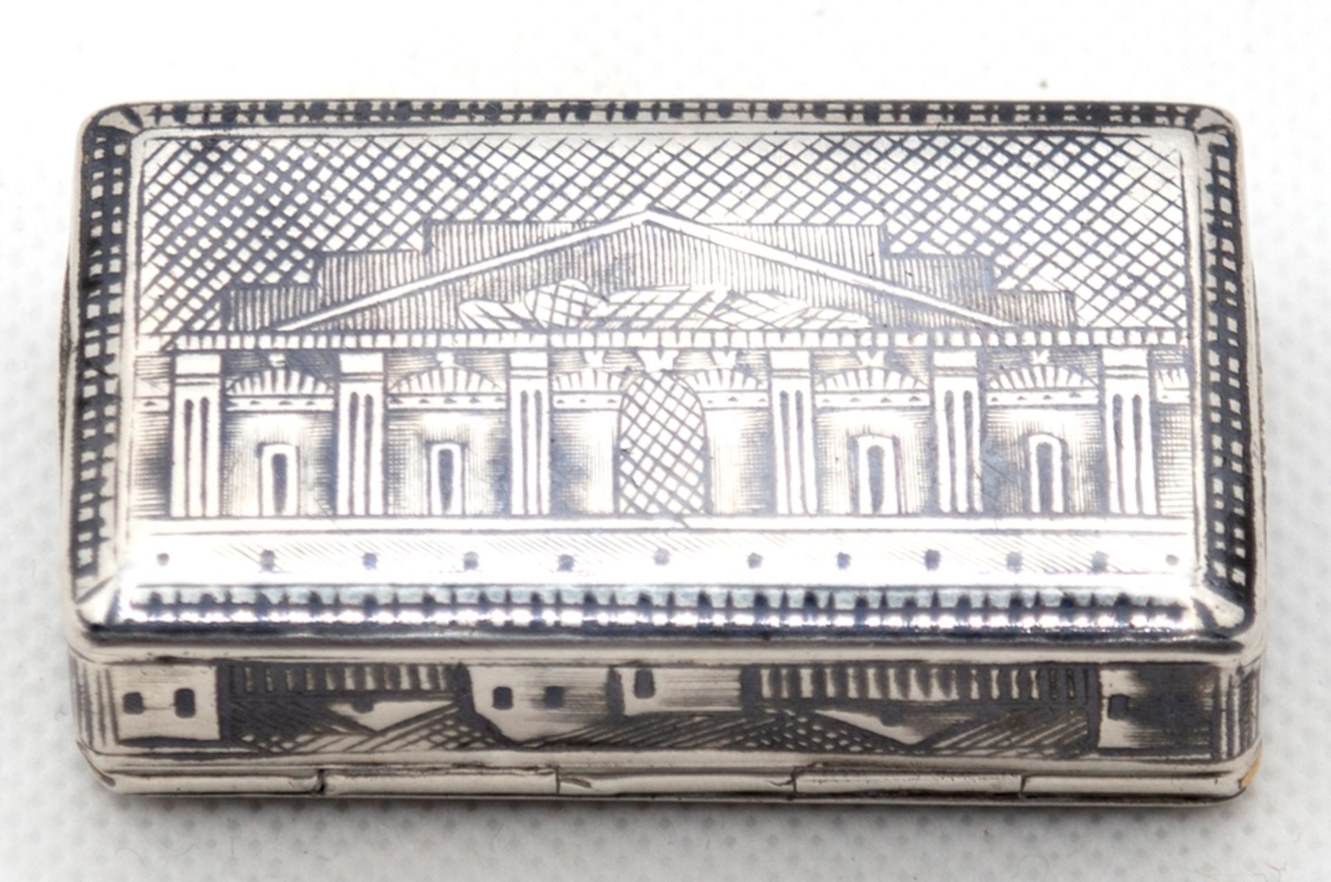 Dose, Moskau 1870, 84 Zol. Silber, allseitig architektonischer Niellodekor, 41 g, 1,7x5,4x3 cm - Bild 2 aus 2