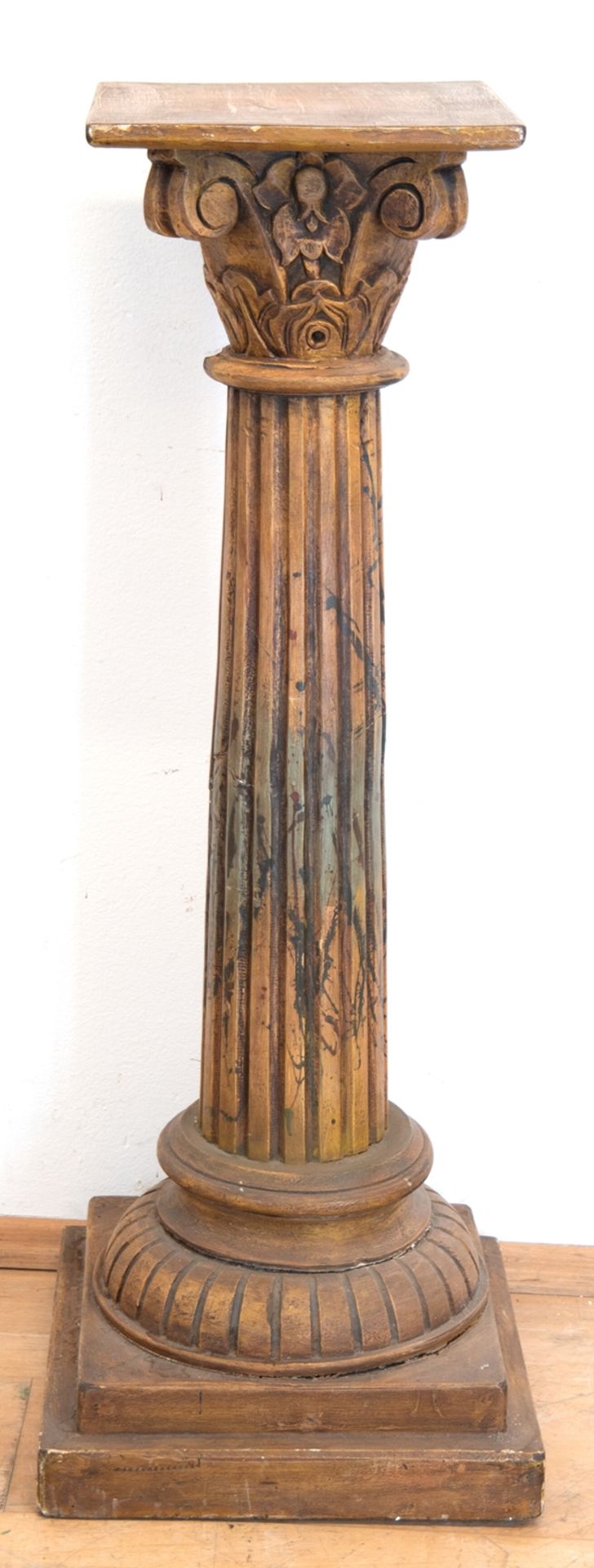 Säule, Holz, gefaßt, beschnitzt und kanneliert, mit Kapitell, starke Gebrauchspuren, H. 105 cm, Pla