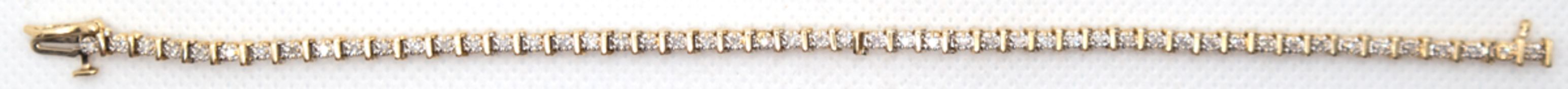 Tennisarmband, 585er GG, mit 51 Brillanten von zus. ca. 0,6 ct., L. 18, 5 cm