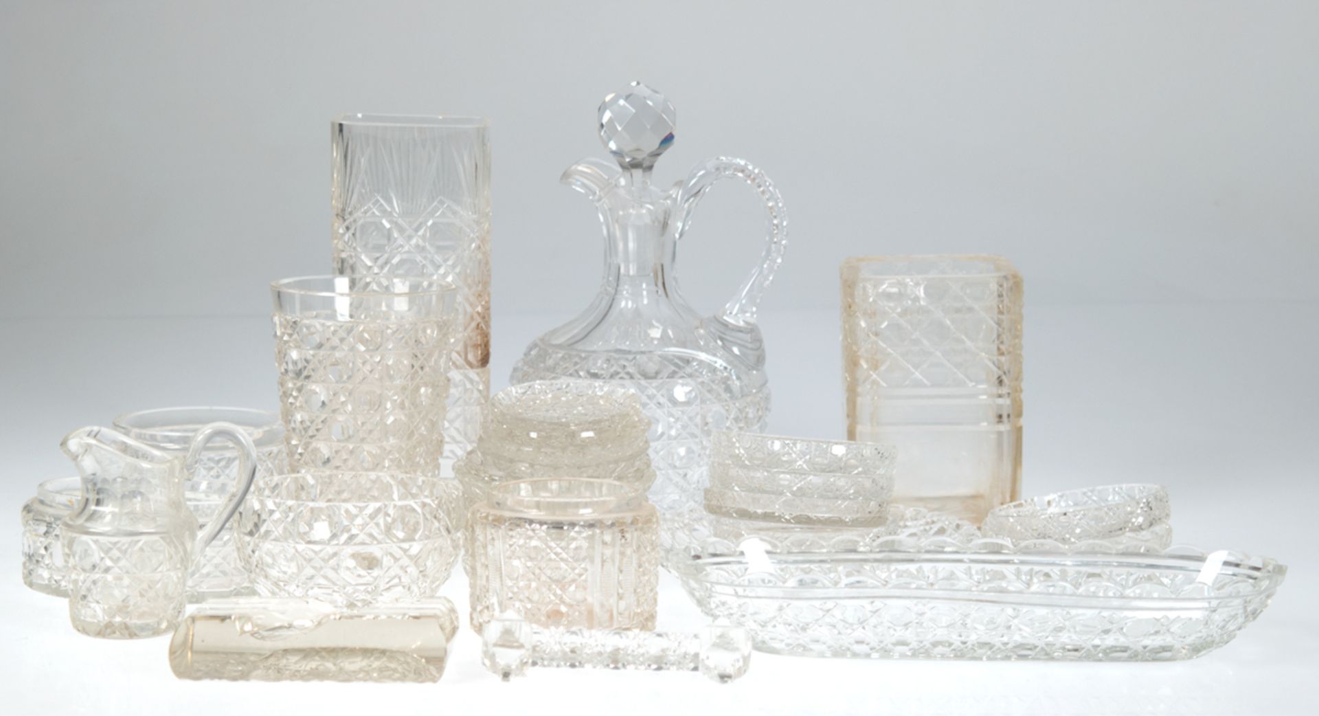 Kovolut Glas/Kristal mit Baccarat-Schliff, dabei Henkelkaraffe mit Stopfen, Ges.-H. 22,5 cm, Vase m