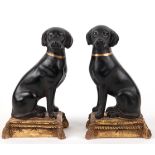 Paar Buchstützen "Sitzende Hunde", Gußmasse, farbig gefasst, H. 21 cm