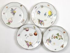 4 Meissen-Speiseteller, 18./19. Jh., polychrome Frucht- und Blumenmalerei, alte Manier, mit dunkelb