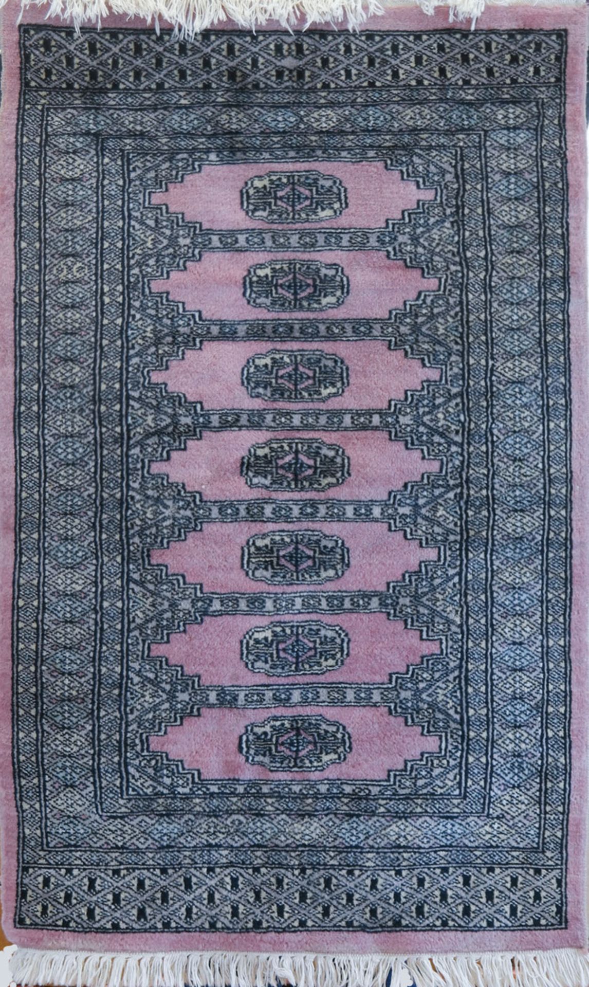 Teppich, hellviolettgrundig mit blau/grauem Muster, 142x78 cm