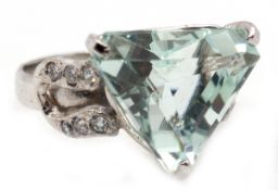 Ring, 925er Silber rhodiniert, Blautopas im Triangelschliff, weiße Zirkonia im Brillantschliff, RG