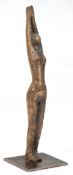 Broze-Figur "Stehender weiblicher Akt", unsigniert, auf Metallplinthe, H. 42 cm