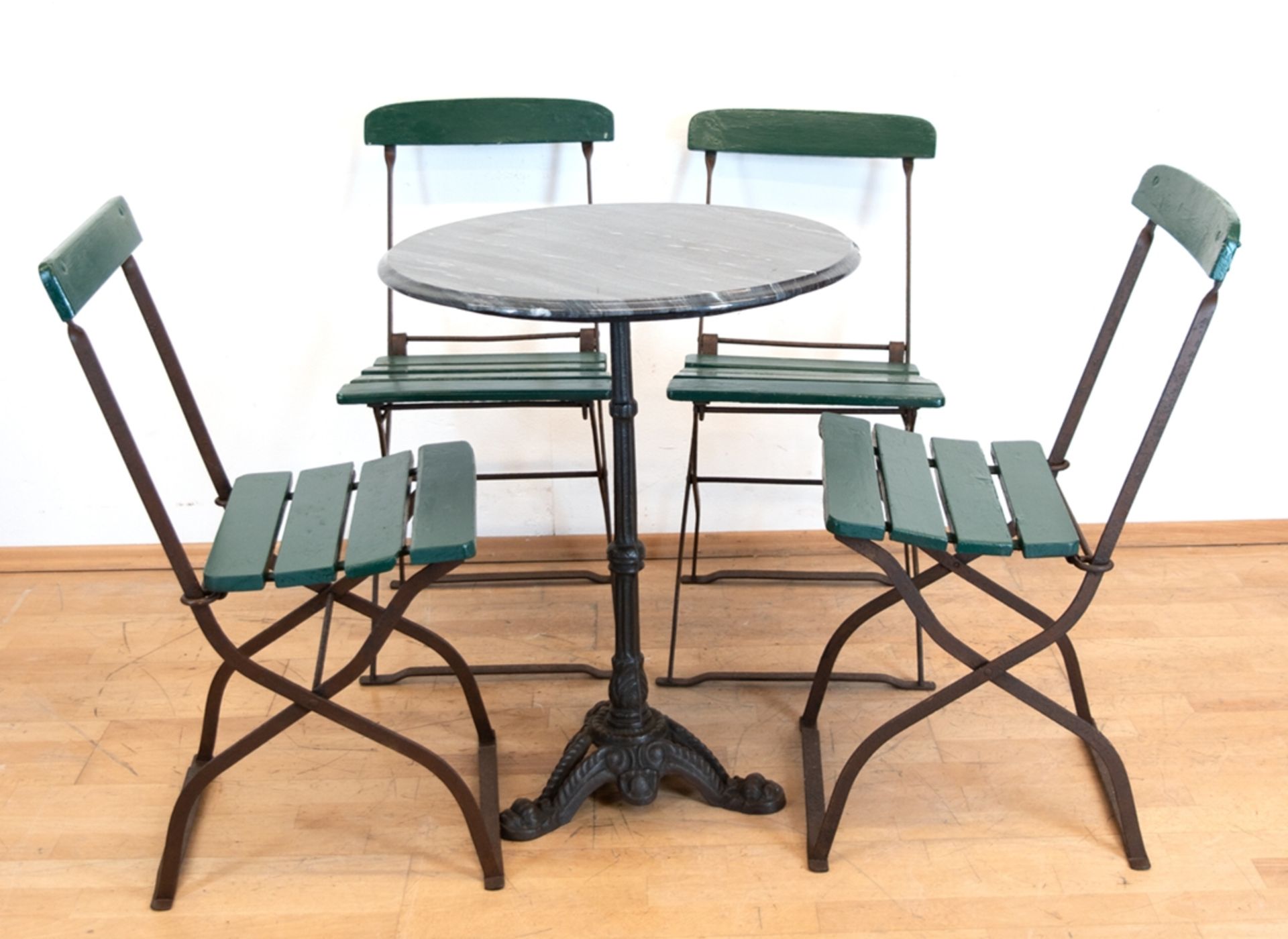 Tisch mit 4 Gartenstühlen, Tisch mit gußeisernem Fußgestell mit Mittelsäule, runde marmorierte Plat