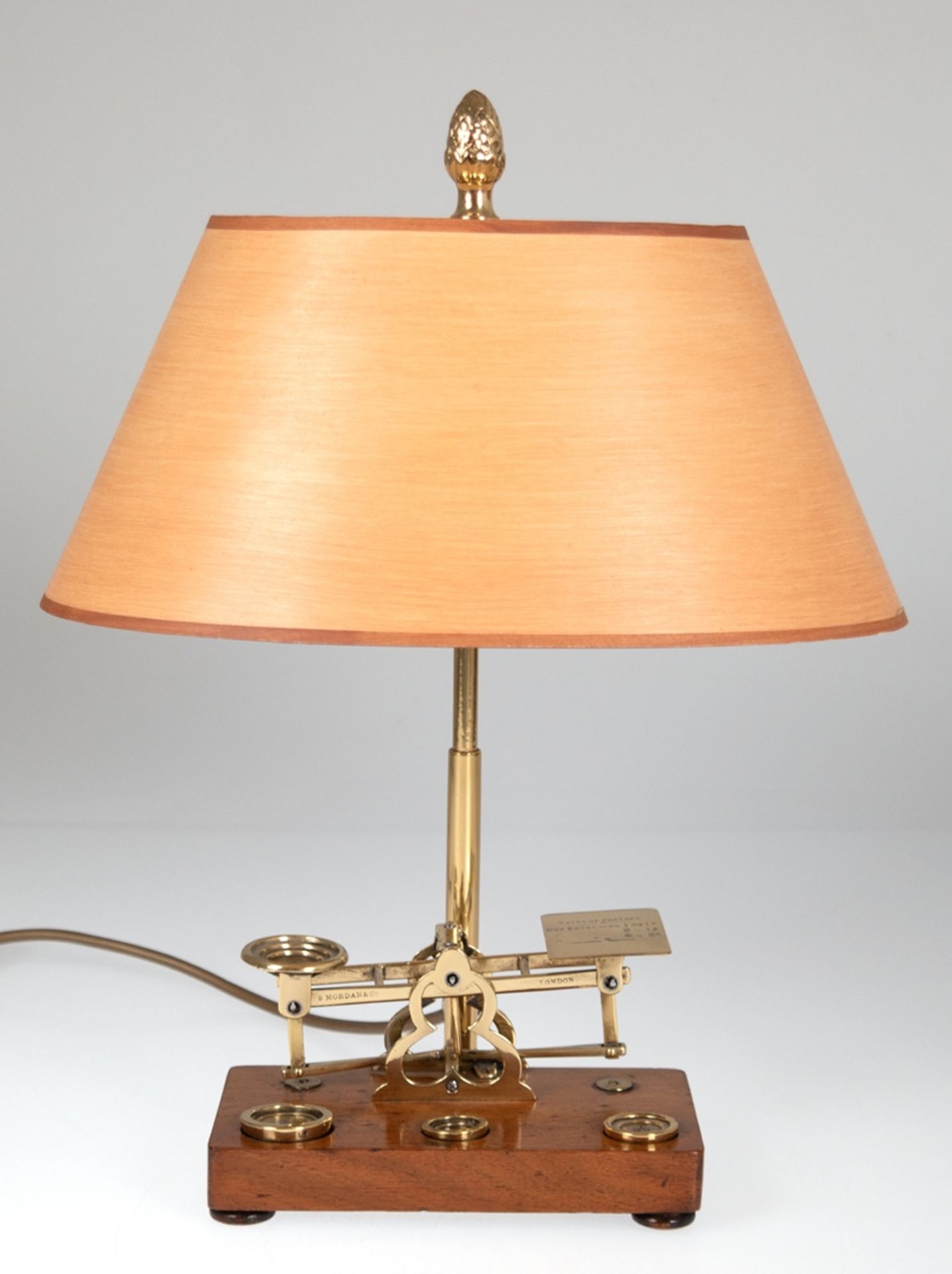 Tischlampe mit Briefwaage als Fuß, mit 3 Gewichten, 1/2 - 2 OZ, 2-flammige Messing-Montierung, oran