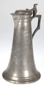 Zinn-Schenkkanne, Jugendstil um 1910, ungemarkt, Korpus mit Floraldekor, Gebrauchspuren, H. 30 cm