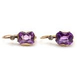 Paar Ohrringe, 585er GG, je besetzt mit facettiertem Amethyst und Diamant, L. 1,8 cm