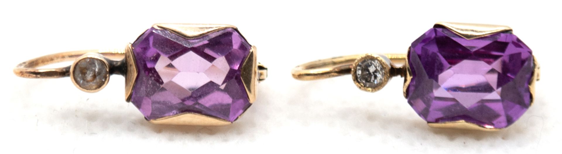 Paar Ohrringe, 585er GG, je besetzt mit facettiertem Amethyst und Diamant, L. 1,8 cm