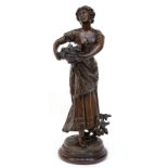 Figur "Junge Frau mit Traubenkorb", Metallguß, bronziert, um 1920, auf rundem Holzsockel, unsign.,