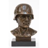 Figur "Büste eines Soldaten mit Helm", Bronze braun patiniert, sign. Fisher, auf schwarzer Steinpli