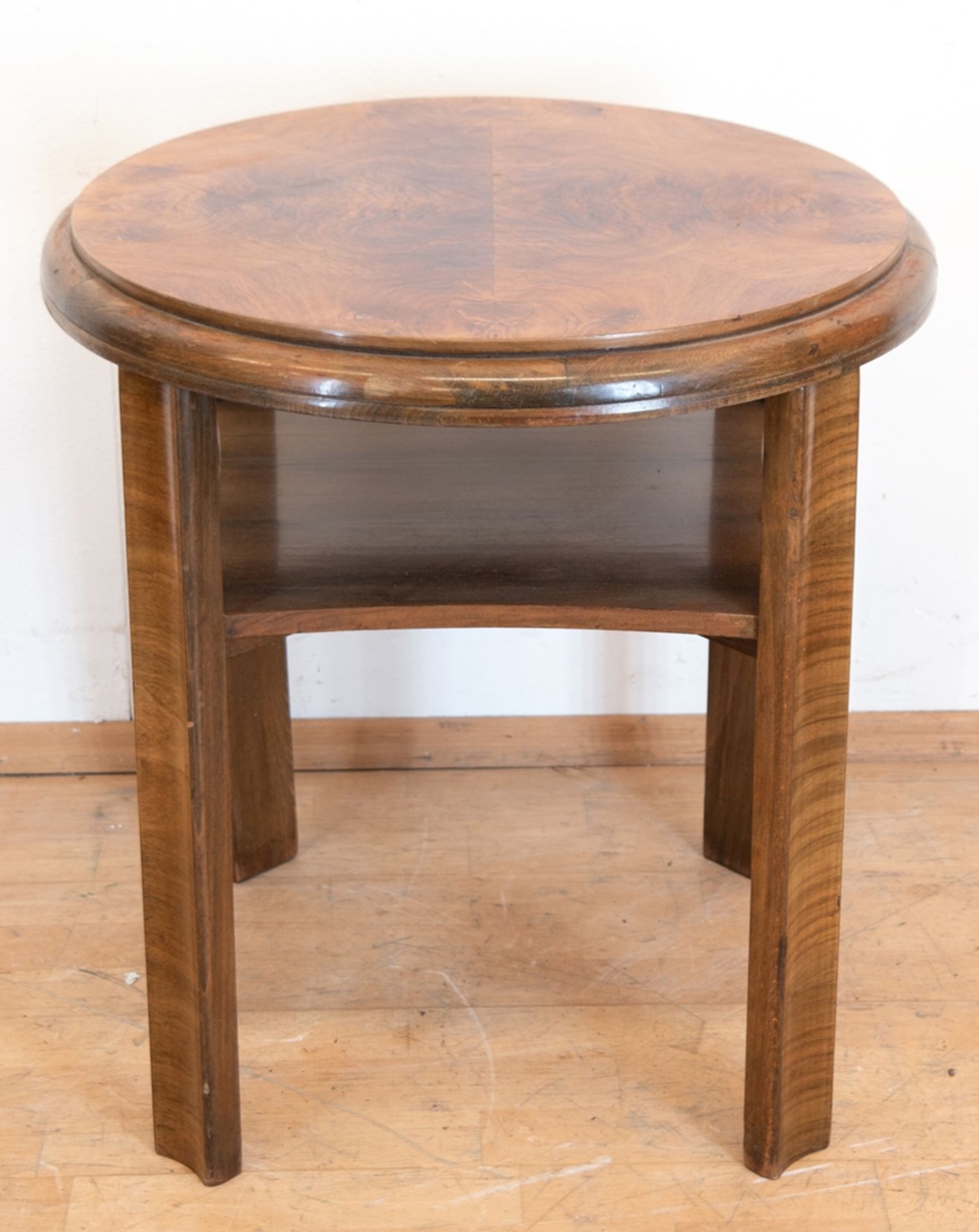 Art-Deco-Tisch, rund, mit Ablage, Gebrauchspuren, Dm. 58 cm, H. 62 cm