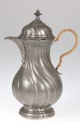 Zinn-Kaffeekanne in Barockform, um 1830,  gepunzt, geschweift gerippte Wandung mit Basthenkel, Gebr