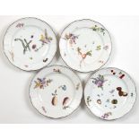 4 Meissen-Speiseteller, 18./19. Jh., polychrome Frucht- und Blumenmalerei, alte Manier, mit dunkelb