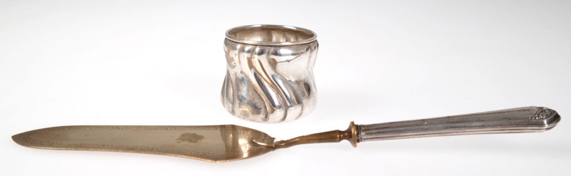 Becher, 835er Silber, geschweift gerippt, 40 g, H. 4,5 cm und Tortenheber,Griff (gefüllt) 800er Sil