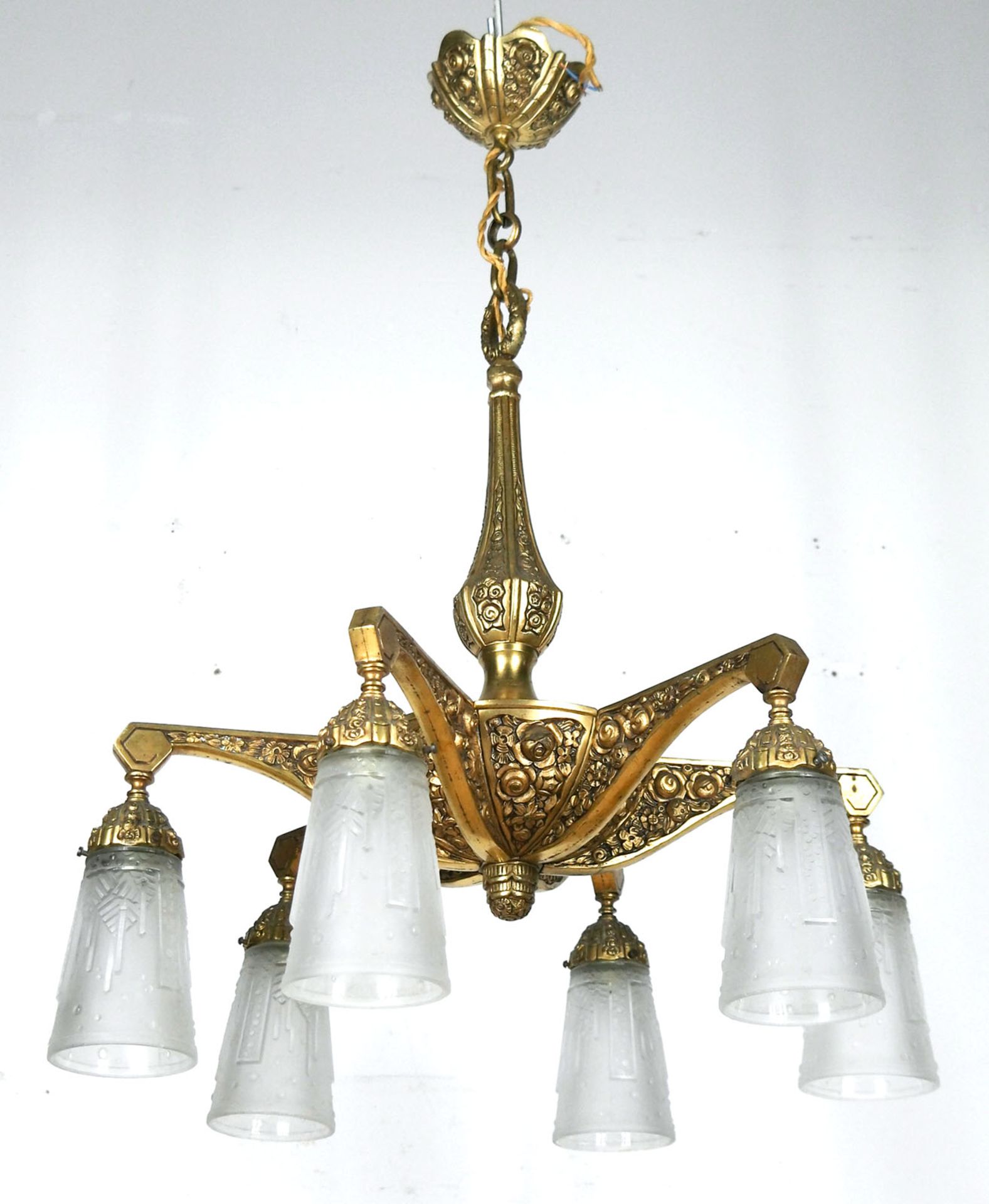 Art-Deco-Deckenlampe, Bronze, 6-flammig, floral reliefiert, Mattglasschirme mit Ornamentrelief, H.