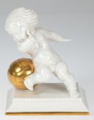 Figur "Putto mit goldenem Ball", Hutschenreuther, Selb, Entwurf Karl Tutter, weiß mit Goldstaffage,