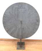 Sonnenuhr, Aluguß-Scheibe mit römischen Zahlen auf rechteckigem Fuß, Stab fehlt, H. 102 cm, Dm. 82
