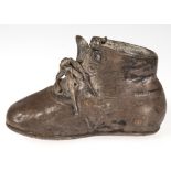 Kinderschuh "Margas erster Schuh", Metallüberzug, Erinnerungsstück mit Plakette, H. 8 cm, L. 12 cm