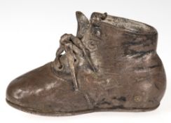 Kinderschuh "Margas erster Schuh", Metallüberzug, Erinnerungsstück mit Plakette, H. 8 cm, L. 12 cm