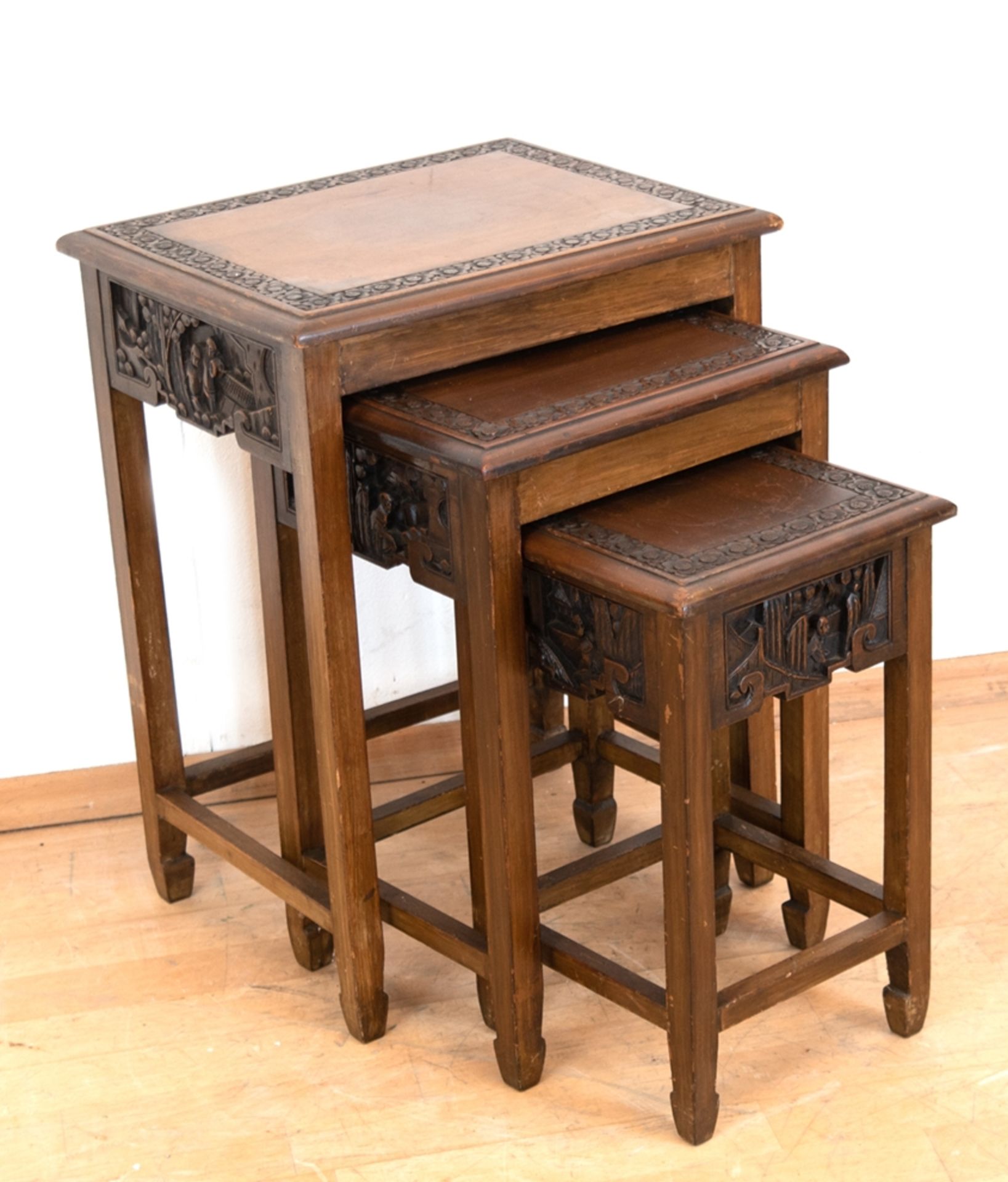 3-Satz-Tische, Asien, nußbaumfarben, Zargen figürlich beschnitzt, Deckplatten mit floraler Kante, G
