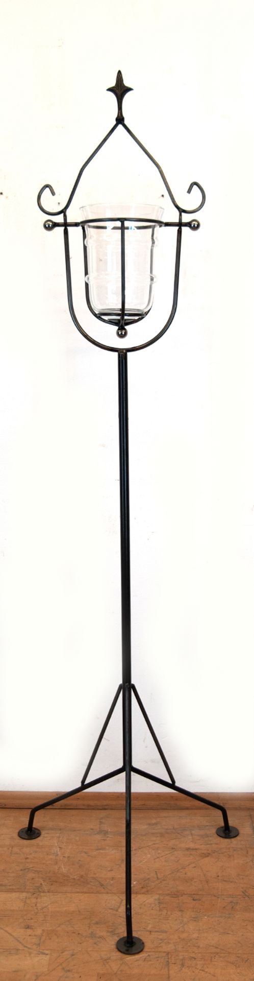 Großes Windlicht, Metallgestell auf 3 Beinen mit beweglich gelagertem Glaseinsatz, H. 182 cm
