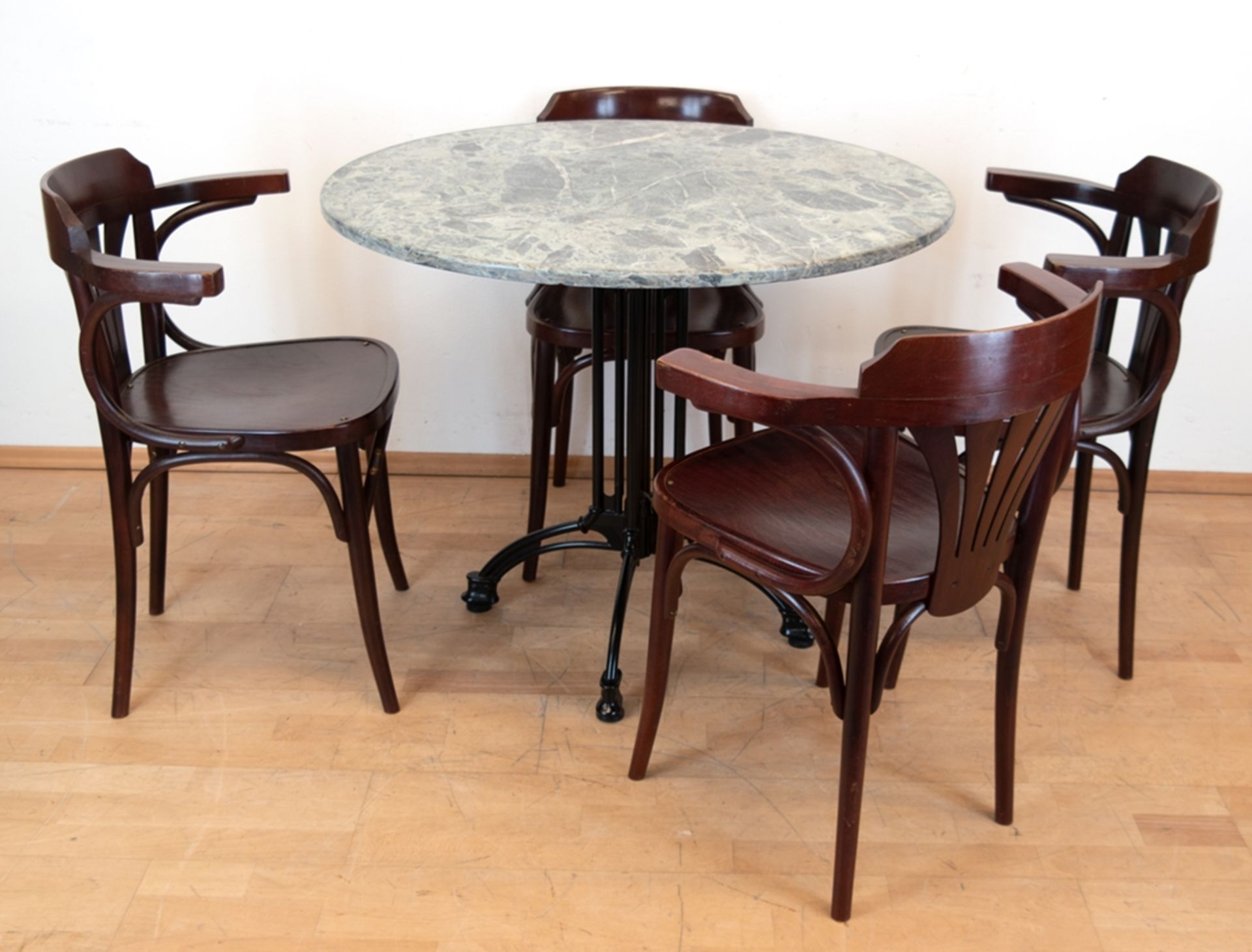 Gartentisch mit 4 Stühlen, runder Tisch mit grüner Marmorplatte (Rand leicht bestoßen) auf Metallge