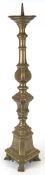 Altarleuchter, 18. Jh., Bronze, 3-passiger Stand und gegliederter Schaft, runde Traufschale (etwas 