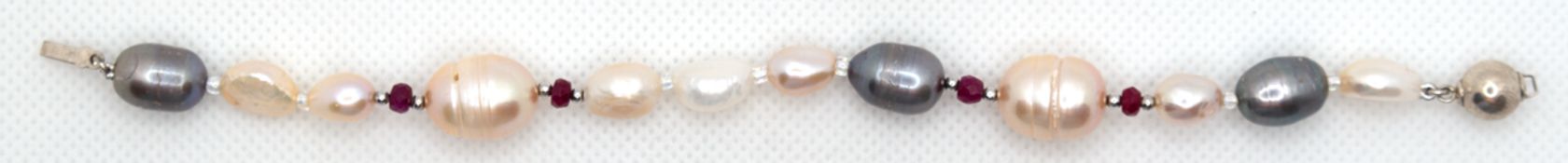 Armband, verschiedenfarbige SW-Perle in unterschiedlichen Größen und echten Rubinen, Zwischenteile