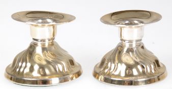 Paar Leuchter, 1-kerzig, 925er Silber, gefüllter Stand, geschweift gerippt, H. 4 cm
