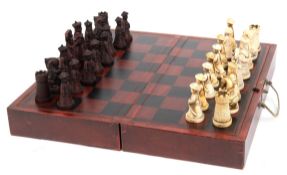 Furiwufeng-Schachspiel, im Lederkoffer, Anfang 20. Jh., lederbezogenes Spielfeld mit Drachendekor,
