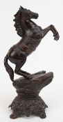 Figur "Aufsteigendes Pferd", Metallguß, braun gefasst, auf Sockel, H. 49 cm