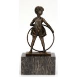 Bronze-Figur "Junges Mädchen mit Hula Hoop", braun patiniert, bez. "F. Paris", auf rechteckiger Ste