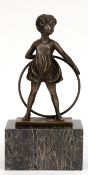 Bronze-Figur "Junges Mädchen mit Hula Hoop", braun patiniert, bez. "F. Paris", auf rechteckiger Ste