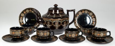 Teeservice für 6 Personen, England, Keramik, schwarz glasiert mit Ornamentdekor und farbigen emaill