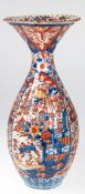 Große Vase, China, gebauchte Form mit weit ausgestelltem, gewelltem Rand, vertikaler Rillendekor, g