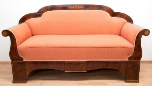 Biedermeier-Sofa, um 1825, Mahagoni furniert, mit Fadenintarsien, geschwungene Rückenlehne mit Blum