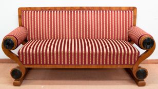 Biedermeier-Sofa, Kirsche furniert, mit rot gestreiftem Bezug, S-förmige Armlehnen mit ebonisierten