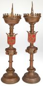 Paar Kerzenleuchter, kupferfarbenes Metall, gegliederter Schaft mit z.T. rot gefaßtem Schild mit Mo