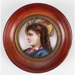 Miniatur um 1900, "Porträt einer Dame mit Federhut", auf gewölbter Porzellanplatte, Dm. 6 cm, Rahme