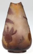 Gallé-Vase, signiert, farbloses, opakes Überfangglas mit Farbeinschmelzungen, umlaufender hochgeätz